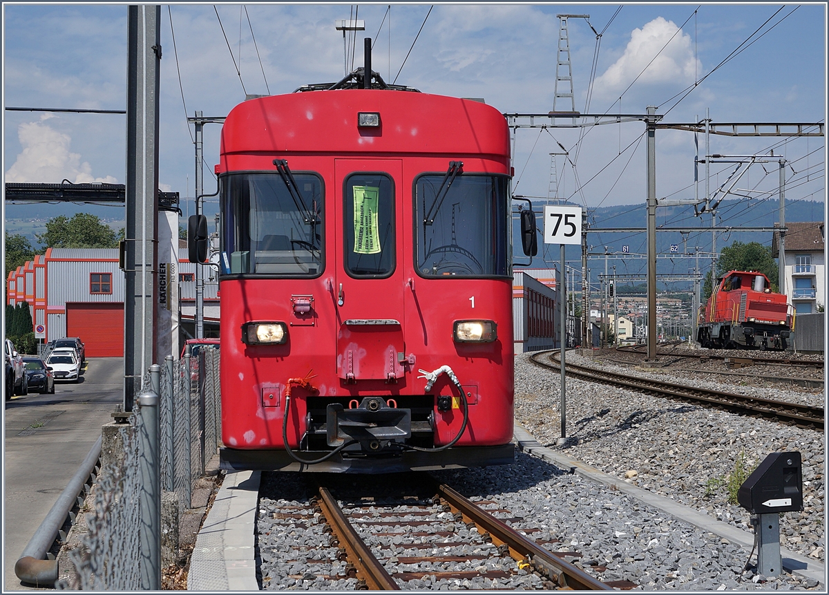 Der TRAQVY BDe 4/4 N° 1 steht im Dépôt von Yverdon, während rechts im Bild die Am 841 008-6 vorbeifährt.

10. August 2020