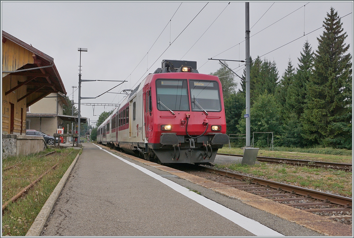 Der TRAVAY RBDe 560 384 erreicht als Regionalzug von Le Brassus nach Vallorbe den Bahnhof von Le Pont. 

6. August 2022