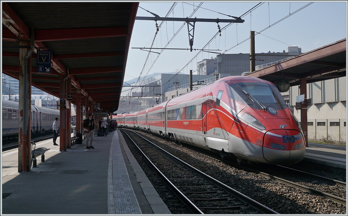 Der Trenitalia FS ETR 400 048 ist als FR 9291 von Paris Gare de Lyon nach Milano Centrale unterwegs und hält hier kurz in Chambéry-Challes-les-Eaux. 

20. März 2022