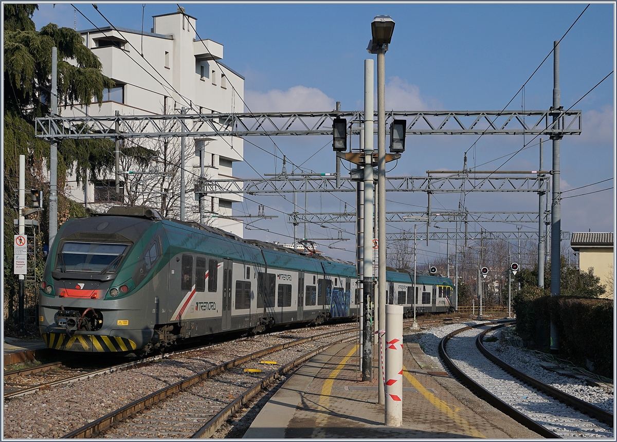Der Trenord ETR 245 036-3 unterwegs als Regio Express von Milano Porta Garibaldi nach Porte Ceresio bei der Ausfahrt in Varese.
16. Jan. 2018 