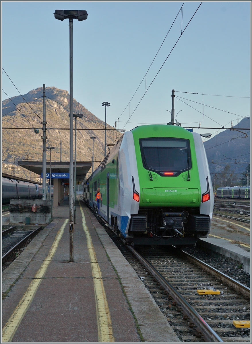 Der Trenord ETR 421 030 (UIC 94 83 4421 030-7 I-TN) ist von Milano Centrale kommend in Domodossola eingetroffen.

28. Oktober 2021