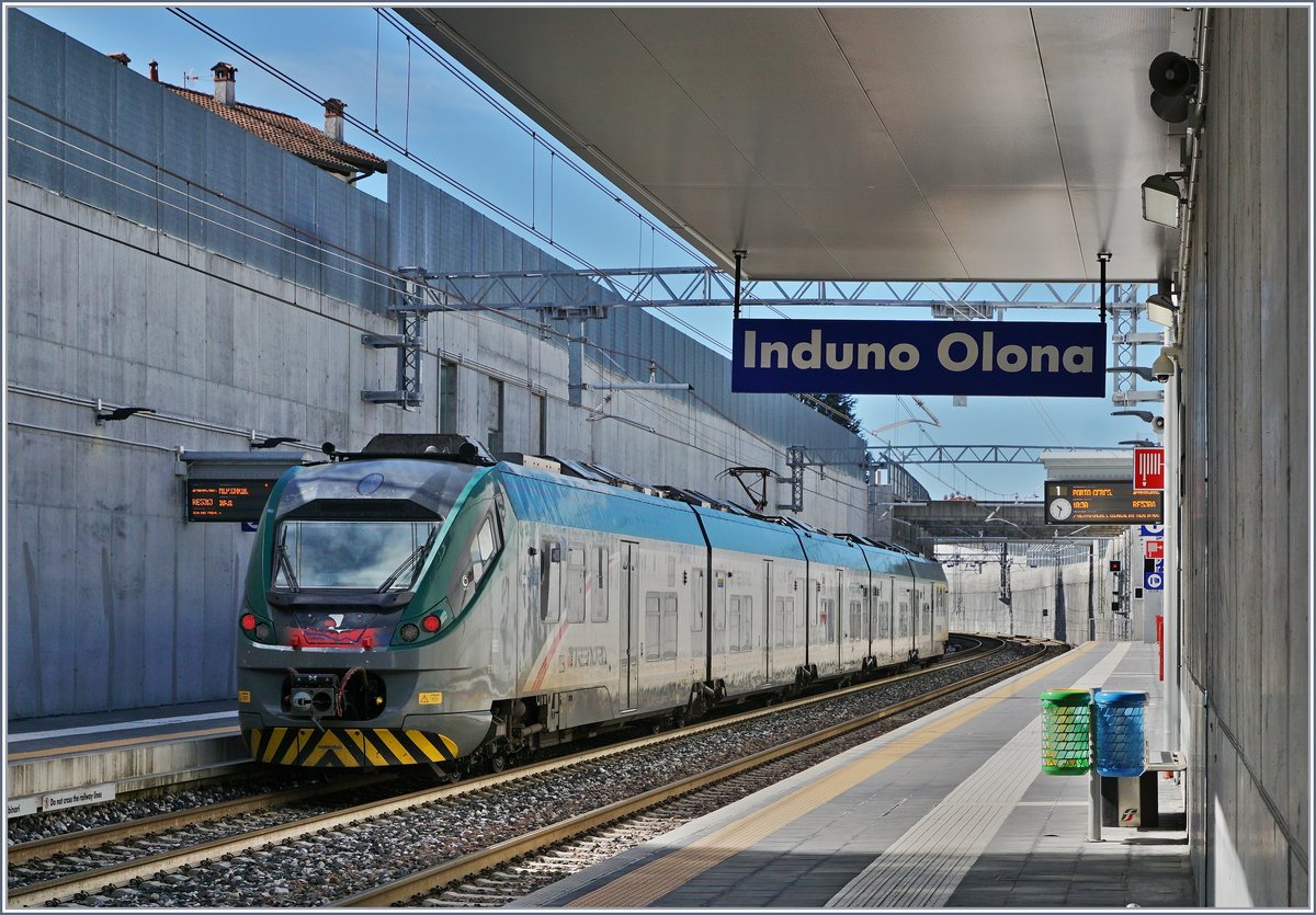 Der Trenord ETR 425 023 als RE Porto Ceresio - Milano Porta Garibaldi beim Halt in Arcisate. 

27. April 2019