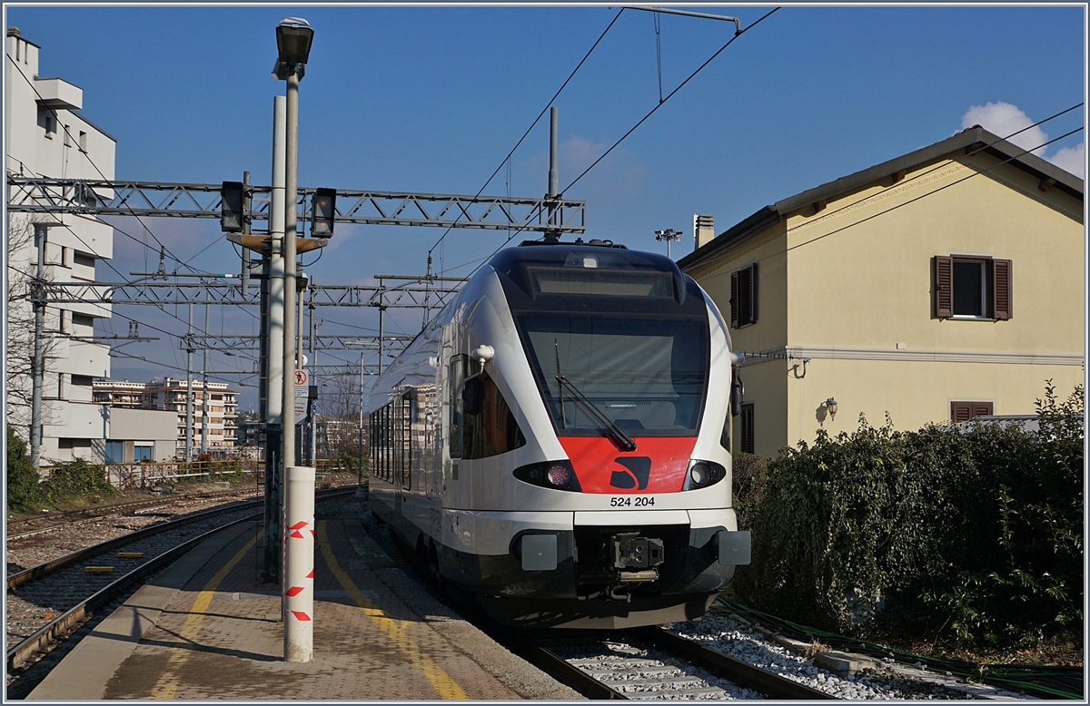 Der Trenord ETR 524 204 (TILO RABe 524 204) wartet in Varese auf die Abfahrt Richtung Stabio.
16. Jan. 2018