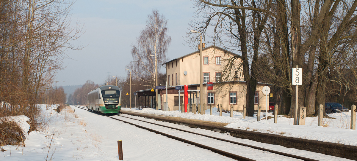 Der Trilex VT 09 A auf seinem Weg von Dresden Hbf nach Zittau wurde am 12.02.17 bei der Einfahrt in Schmölln (OL) im Bild festgehalten.