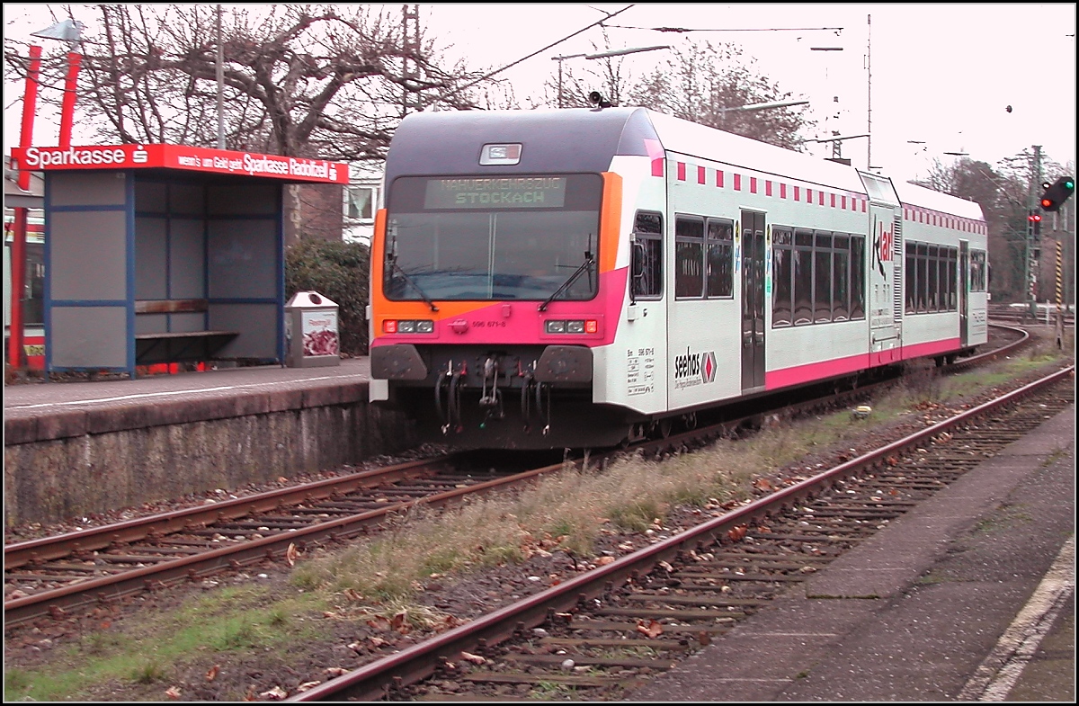 Der Ur-GTW der MThB, 596 671-8. Allerdings zu dem Zeitpunkt schon unter den Fittichen der neu gegr�ndten Thurbo, noch als Seeh�sle unterwegs. Radolfzell, Januar 2003.