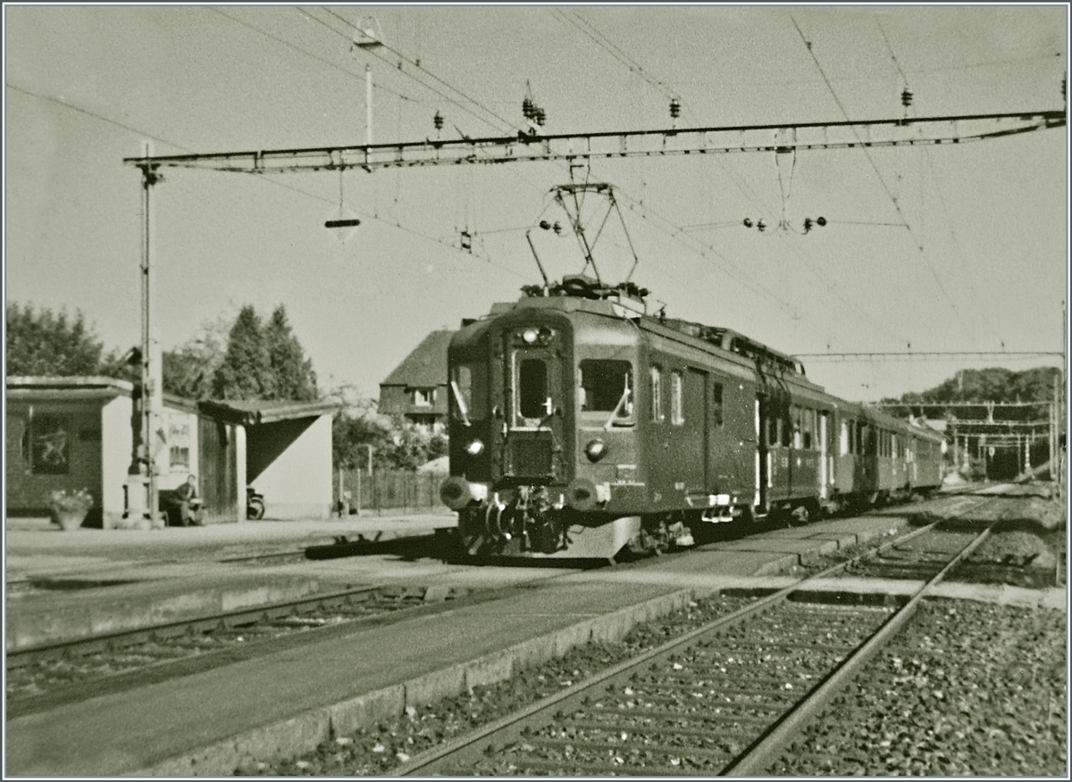Der Verkehr auf der Strecke Herzogenbuchsee - Lyss wurde meist mit BDe 4/4 Treibwagen-Pendelzügen (bestehend aus B und Bt (deklasiertem ABt)) abgewickelt. Ein solch typischer Zug zeigt sich hier bei der Einfahrt in Büren an der Aare. 

Analogbild vom Sept. 1981