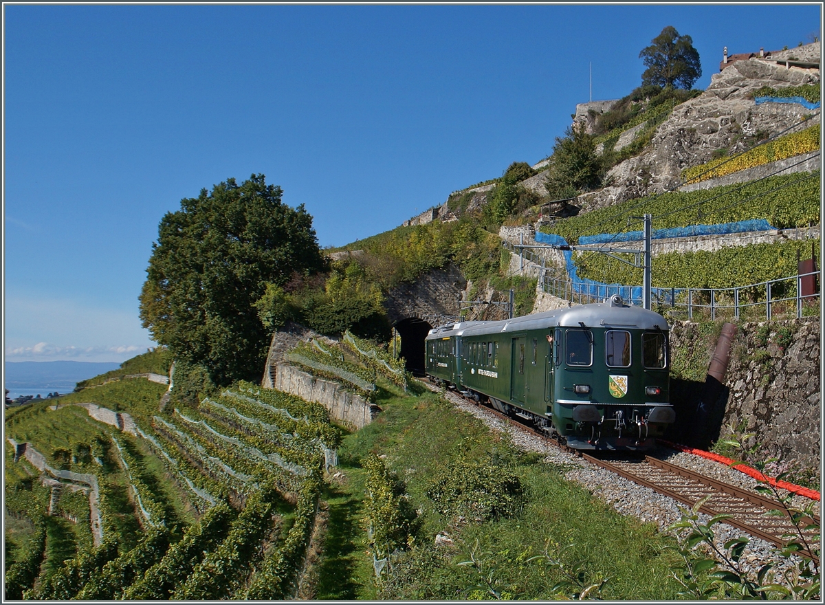 Der VH MThB (Verein Historische Mittel Thurgau Bahn) auf ihrer Herbstfahrt vom Thurgau übers Emmental und Lötschberg an den Genfersee und zurück über Bern konnte hier kurz vor Chexbers festgehalten werden.. 
4. Oktober 2015