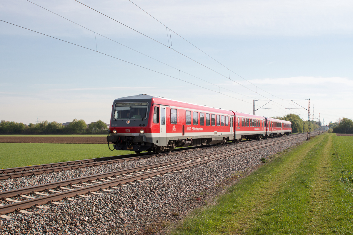 Der vorher in Kassel abgestellte Mühldorfer 628 589-4 ist zu seiner Heimatdienststelle zurückgekehrt und konnte zusammen mit 628 581-1 am 01. Mai 2017 auf seiner Fahrt von Mühldorf nach München Hbf bildlich dokumentiert werden.