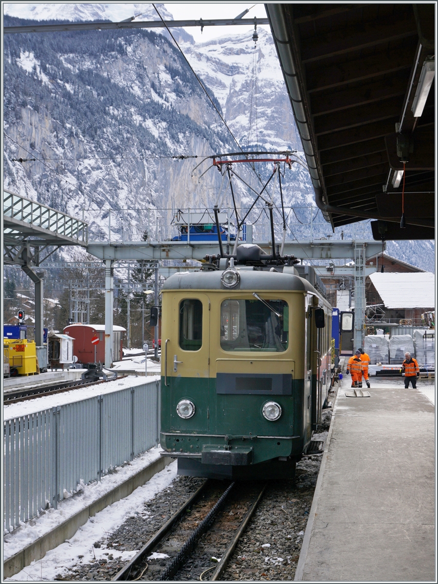 Der WAB BDhe 4/4 115 ist mit seinem Uaikt 821 in Lauterbrunnen angekommen und der Gütersteuerwagen wird sofort entladen.

16. Jan. 2024