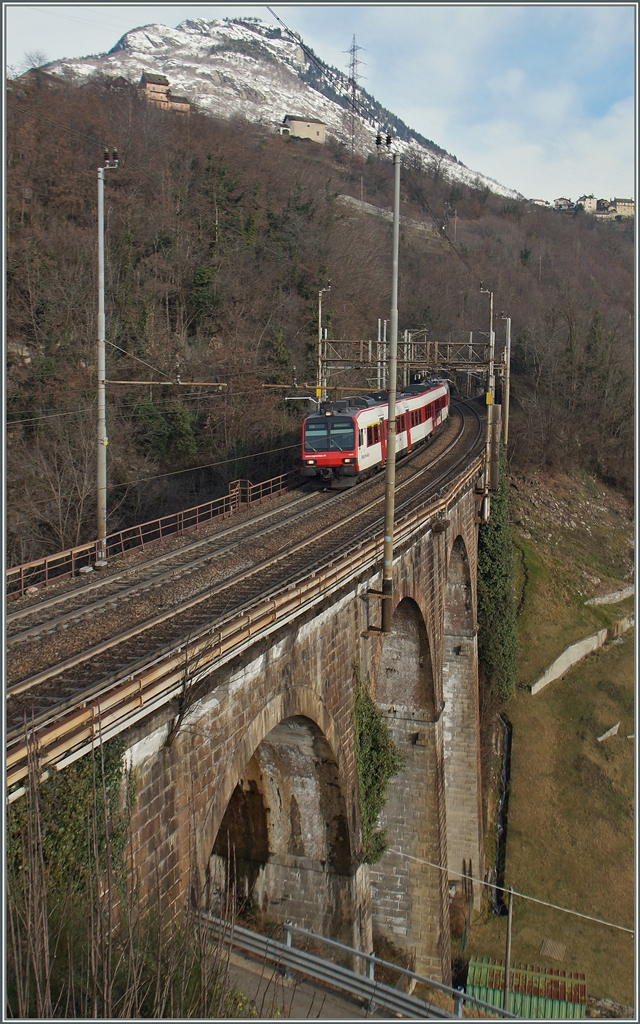 Der Walliser Domino, sonst im Regionalzugseinsatz, hat auf der Simplonstrecke die  Ehre  einen IR zu fahren, hier erreicht der IR 3315 Preglia.
27. Jan. 2015