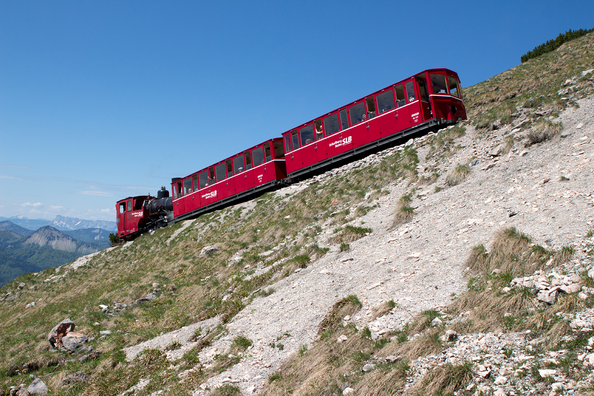 Der Wunsch, einen Zug der Schafbergbahn einmal seitlich zu fotografieren, konnte sich erfüllt werden. Eine Zahnrad-Neubaudampflok ist bergab unterwegs von der Schafbergspitze zur Schafbergalm. (26.05.16)