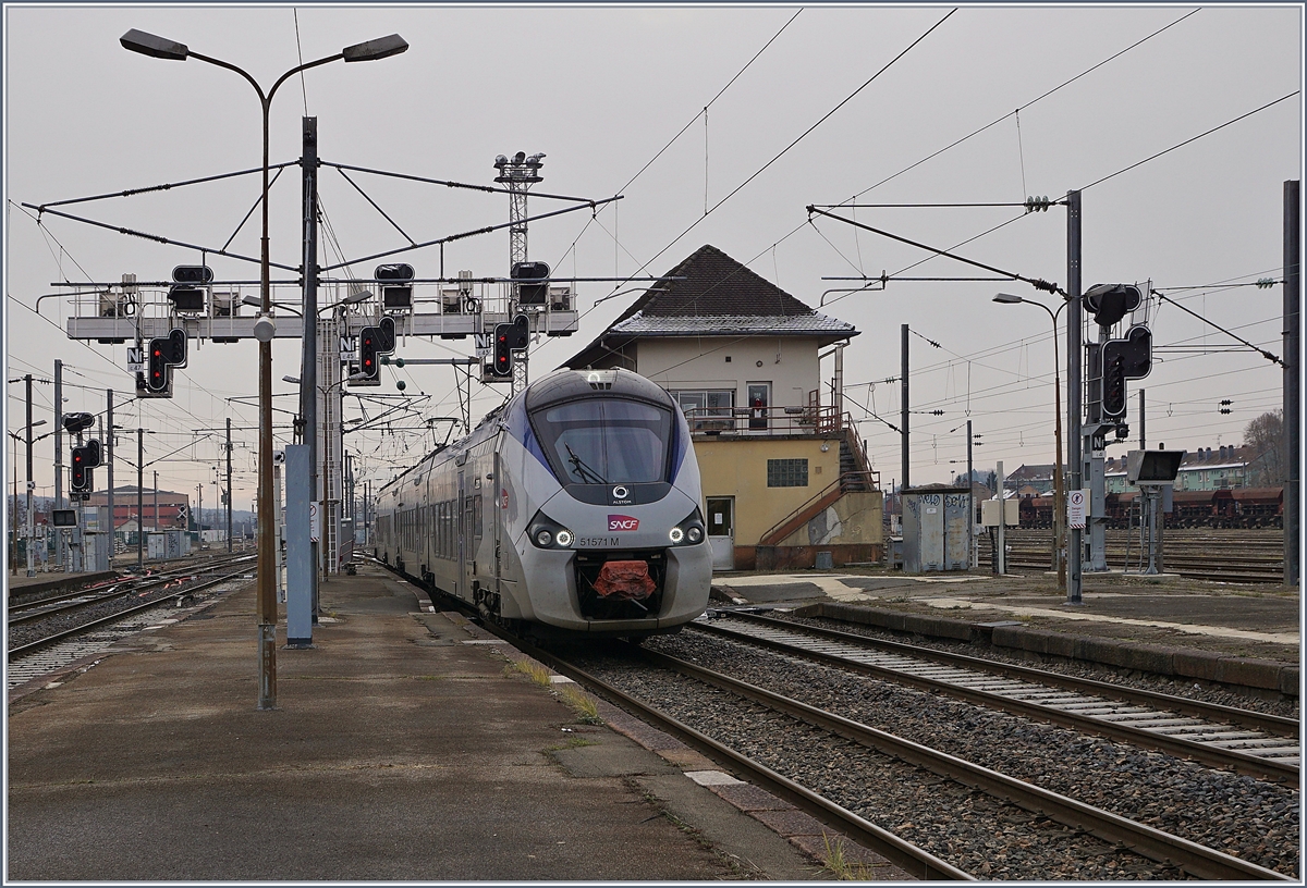 Der Z 51571, der um 12:06 als TER 94028 nach Besançon Viotte fährt, wird in Belfort bereitgestellt. 
11. Jan. 2019