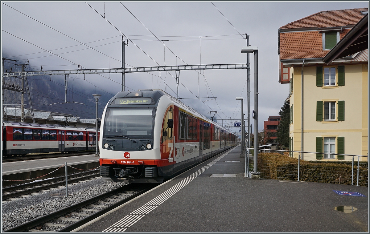 Der Zentralbahn 150 104-4 ist als IR auf dem Weg von Luzern nach Interlaken Ost und erreicht den Bahnhof von Meiringen. 

17. Feb. 2021


