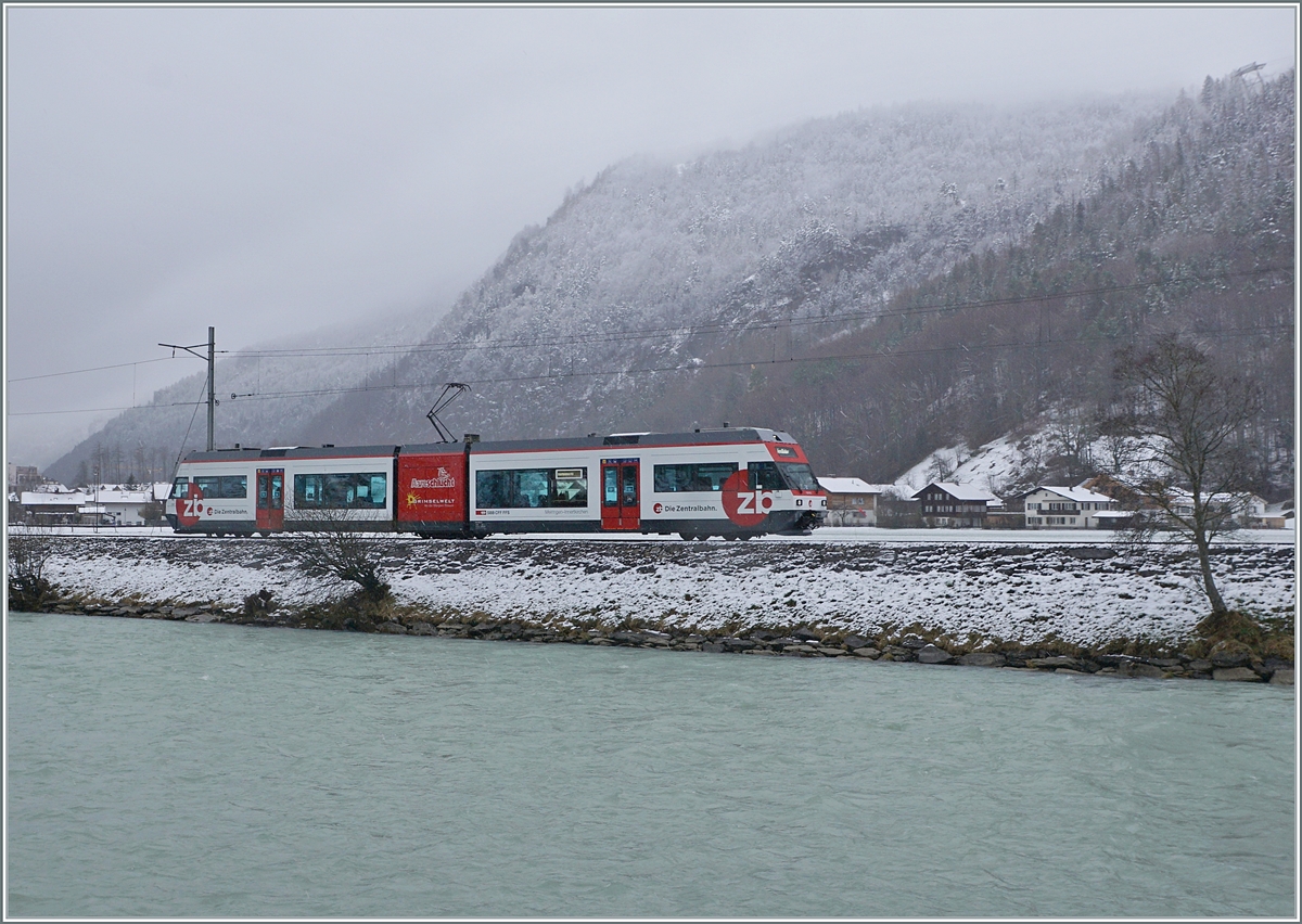 Der Zentralbahn Be 125 013 fährt auf seiner Fahrt von Meiraingen nach Innertkirchen an er noch jungen Aare entlang. 

 15. März 2021