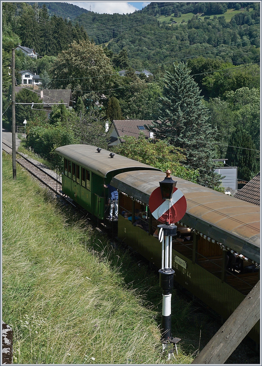 Der Zug fährt am Einfahrsignal von Blonay vorbei, die Hippsche Wendescheibe dreht sich in der Folge um 270° und zeigt nach einer guten 90° Drehung die rote Scheibe, die als Halteaufforderung sich nun in die Grundstellung nochmals um 180° drehen wird. 

26. Juli 2020