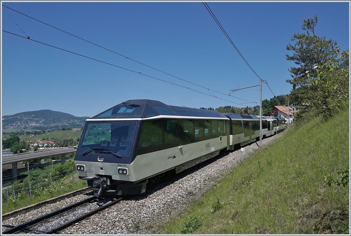 Der zum Aufnahmezeitpunkt erst wenige Tage wieder im Einsatz stehende, revidierte MOB Ast 117 im Panorama Express Einsatz Montreux -Zweisimmen bei Planchamp.

21. Mai 202
