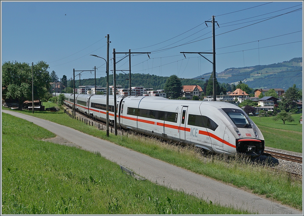 DerSB ICE 9038 ist von Interlaken Ost nach Frankfurt unterwegs und erreicht kurz nach Faulensee in Kürze den Bahnhof von Spiez. 

14. Juni 2021