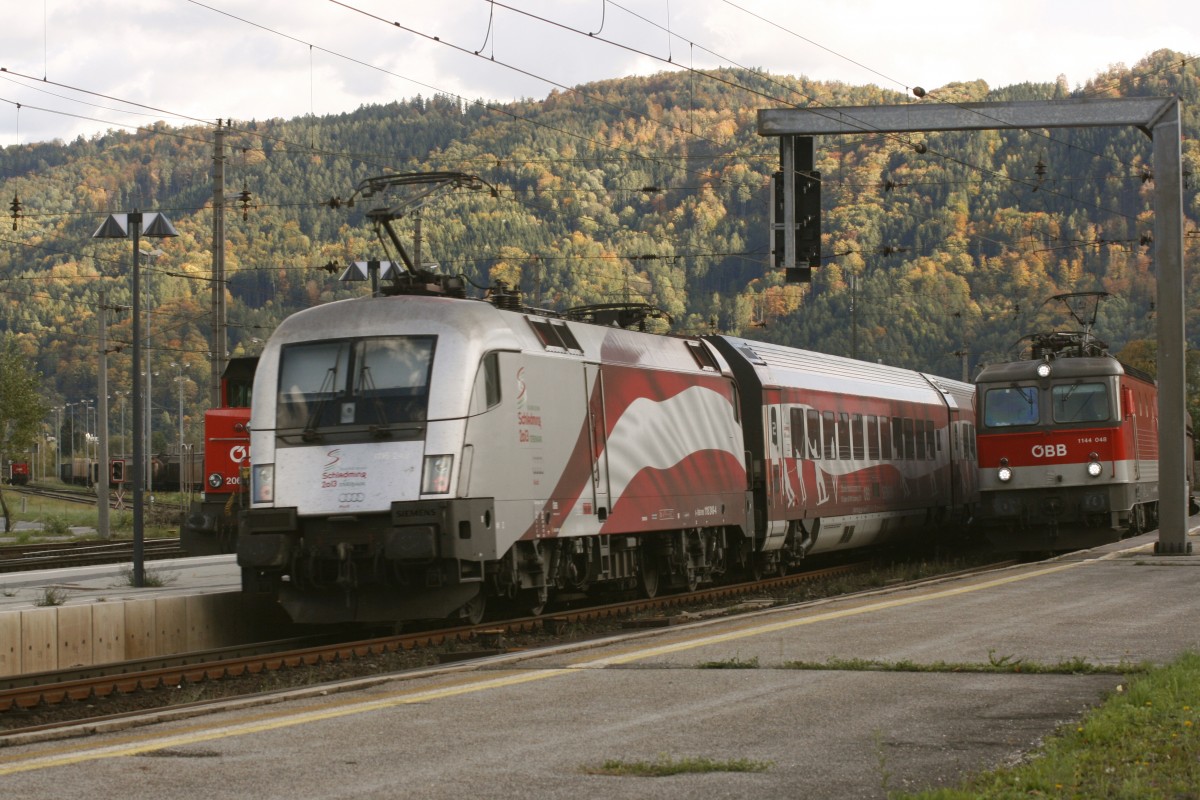 Die 1116.249 mit dem Railjet in Richtung Graz kam am 16.10.2013 durch Gratwein