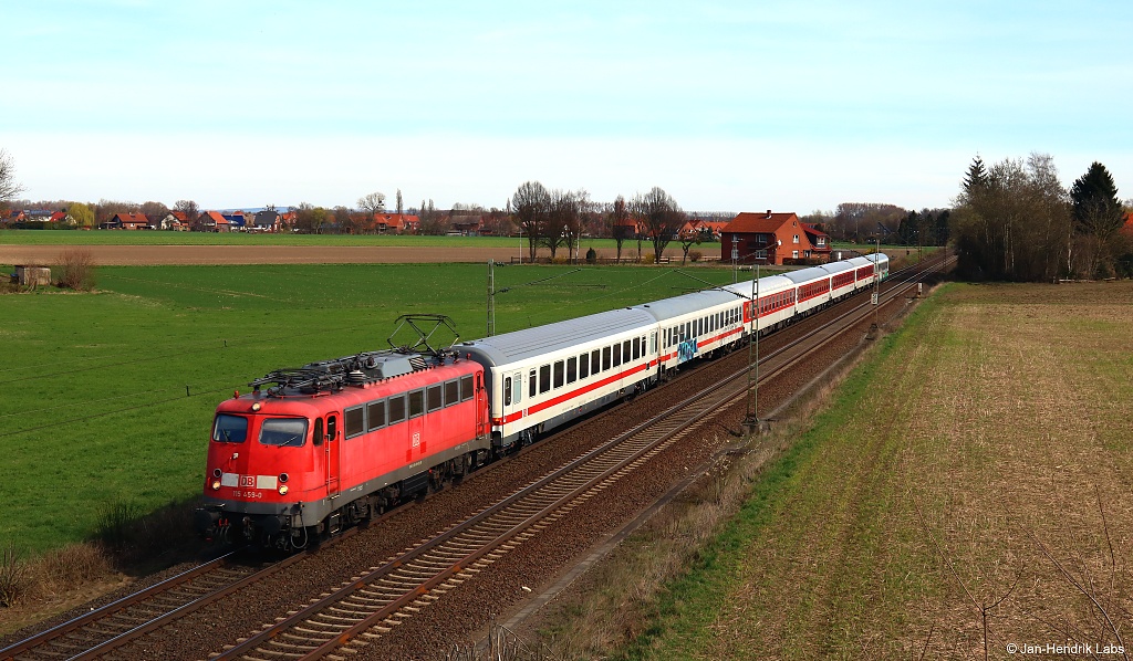 Die 115 459-0 der DB Fernverkehr AG fuhr am sonnigen 25.03.17 mit dem PbZ 2453 nach Dortmund Bbf bei Kirchhorsten an mir vorbei.