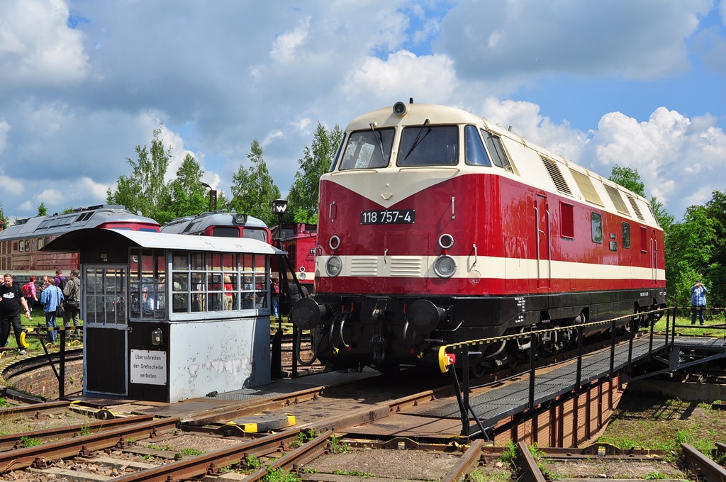 Die 118 757 zeigt sich auf der DS am 24.05.2014 im Bw Weimar.