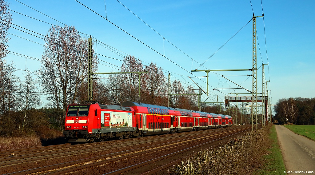 Die 146 127 von DB Regio konnte am 25.03.17 mit dem RE8 (RE 4424) nach Bremerhaven-Lehe bei Wunstorf im besten Abendlicht aufgenommen werden.