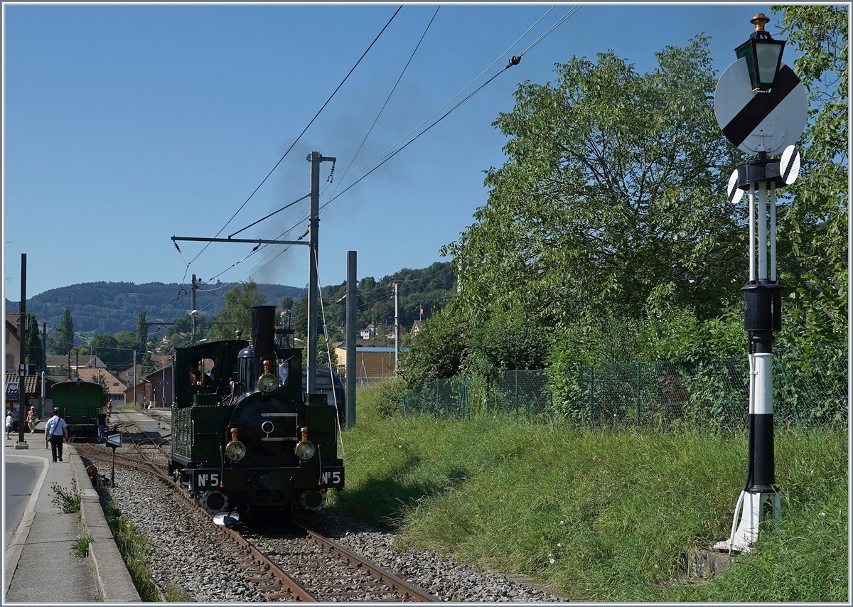 Die 1890 gebaute LEB G 3/3 N° 5 der Blonay-Chamby Bahn rangiert in Blonay. 

7. Aug. 2016