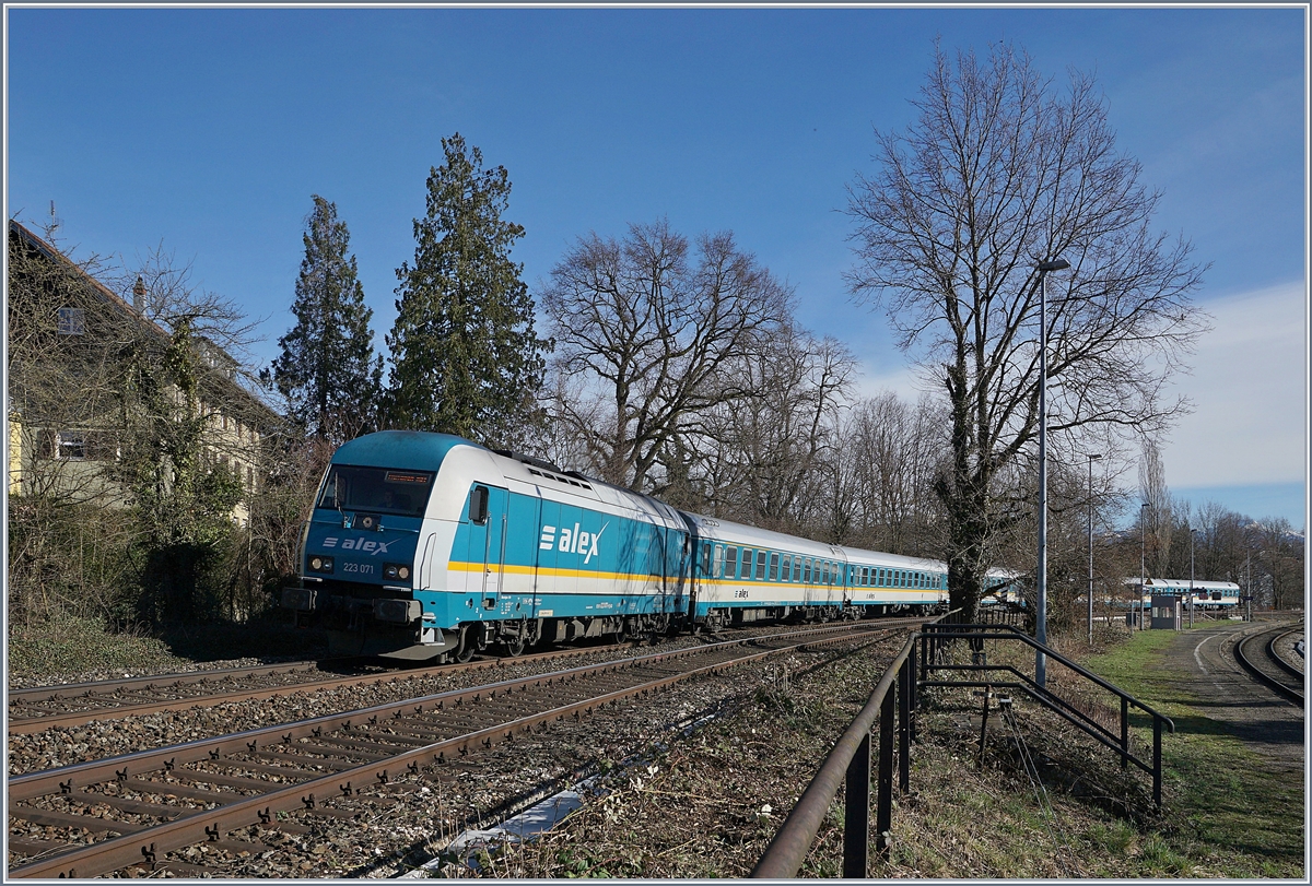 Die 223 071 mit einem Alex nach München bei der Durchfahrt in Lindau Aeschbach.

16. März 2019