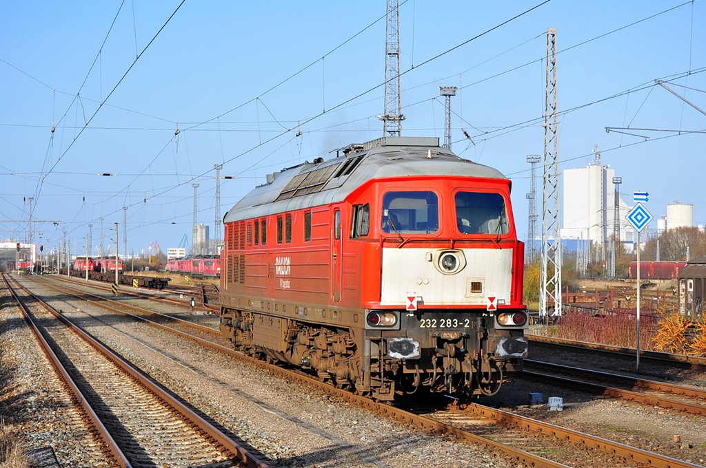 Die 232 283 rangiert am 28.11.2013 an den Kalizug 60758 nach Wismar.Hier beim rangieren in Rostock-Seehafen.
