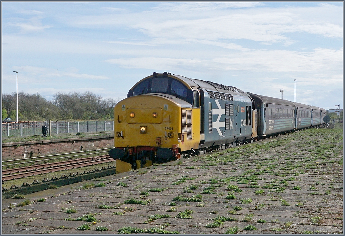 Die 37403 erreicht mit ihrem Zug nach Carlisle den Bahnhof von Workington.

26.04.2018


