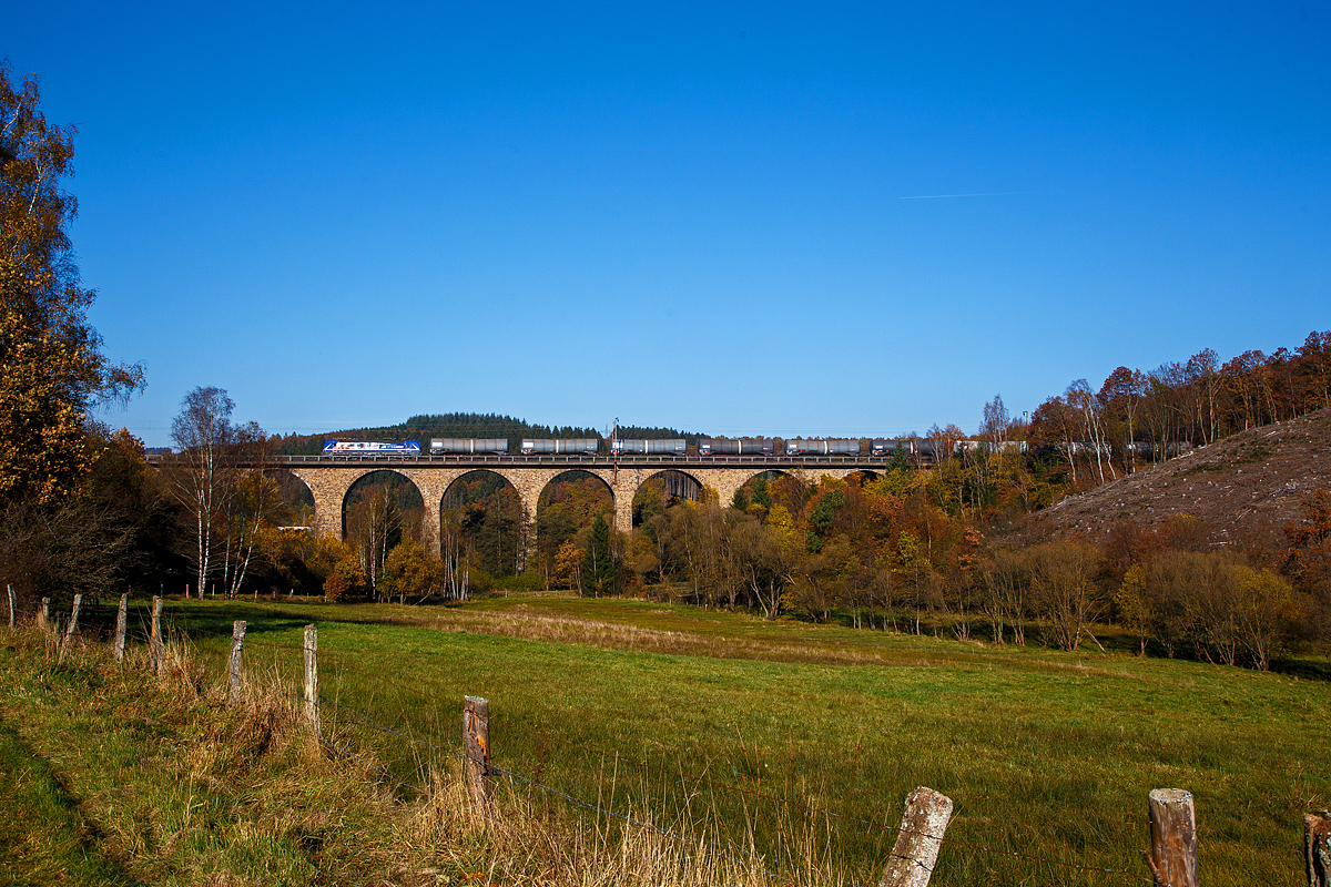 Die an die RTB Cargo - Rurtalbahn Cargo vermietete Siemens Vectron MS 193 565 (91 80 6193 565-9 D-ELOC) der ELL Germany GmbH (European Locomotive Leasing) fährt am 28.10.2021 mit einem langen Kesselwagenzug über den Rudersdorfer Viaduk in Richtung Siegen.

Die Siemens Vectron MS der Variante A54 - 6.4 MW wurde 2020 von Siemens in München-Allach unter der Fabriknummer 22875 gebaut. Sie hat die Zulassungen für Deutschland, Österreich, Ungarn, Rumänien, Belgien und die Niederlande. Nach meiner Sichtung sind auch Polen, Tschechien und die Slowakei vorgesehen, aber diese (SK/PL/CZ) sind noch durchgestrichen.