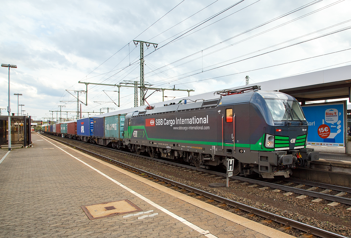 Die an die SBB Cargo International AG vermietete 193 201 (91 80 6193 201-1 D-ELOC) eine Siemens Vectron AC (6.4 MW - 160 km/h, zugel. in D/A/H/RO) der ELL - European Locomotive Leasing fährt am 30.04.2016 mit einem Containerzug durch den Bf. Fulda in Richtung Norden. 

Die Lok wurde 2015 von Siemens unter der Fabriknummer 21974 gebaut.