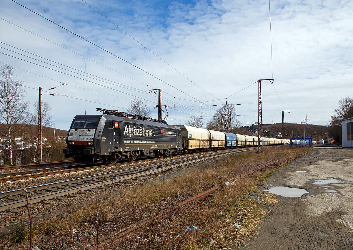 Die an die SBB Cargo International AG vermietete MRCE Dispolok E 189-284 bzw. ES 64 F4 - 284 / LZB 189 284-3 (91 80 6189 284-3 D-DISPO Class 189-VK) f�hrt am 20.03.2021 mit einem Kohlenzug (4-achsige offene Sch�ttgutwagen mit schlagartiger Schwerkraftentladung der Gattung Falns), durch Rudersdorf (Kr. Siegen) �ber die Dillstrecke (KBS 445) in n�rdlicher Richtung. Die Lok tr�gt die Werbung: „Alp�z�hmer. Die Alpen sind bezwungen: Gotthard-Basistunnel 2016“, wobei diese Lok den Gotthard-Basistunnel noch nicht gesehen hat oder sehen wird, da ihr die Zulassung f�r die Schweiz fehlt.

Die Siemens EuroSprinter wurde 2009 von Siemens in M�nchen unter der Fabriknummer 21490 gebaut. Diese Lok hat Zulassung f�r Deutschland, �sterreich und die Niederlande.

Die BR 189 (Siemens ES64F4) hat eine Vier-Stromsystem-Ausstattung. Sie ist in allen vier in Europa �blichen Bahnstromsystemen einsetzbar. Diese hier hat die Variante K (Class 189-VK) und besitzt die Zugbeeinflussungssysteme LZB/PZB, ETCS und ATB f�r den Einsatz in Deutschland, �sterreich und den Niederlanden.
Die Stromabnehmerbest�ckung ist folgende: 
Pos. 1: D, A, NL (AC)
Pos. 2: NL (DC)
Pos. 3: NL (DC)
Pos. 4: D, A, NL (AC)

TECHNISCHE DATEN:
Spurweite: 1.435 mm (Normalspur)
Achsformel: Bo’Bo’
L�nge �ber Puffer: 19.580 mm
Achsabstand im Drehgestell:  2.900 mm
Dienstgewicht: 87 t
Stundenleitung: 6.400 kW bei 15 kV / 25 kV AC; 6.000 kW bei 3 kV DC und 3.000 kW bis 4.200 kW bei 1,5 kV DC
Anfahrzugkraft: 300 kN
Maximale Dauerzugkraft bis 84 km/h; 270 kN
H�chstgeschwindigkeit: 140 km/h
Stromsysteme: 15 kV, 16,7 Hz AC ;  25 kV, 50 Hz AC ; 1,5 kV und 3 kV DC