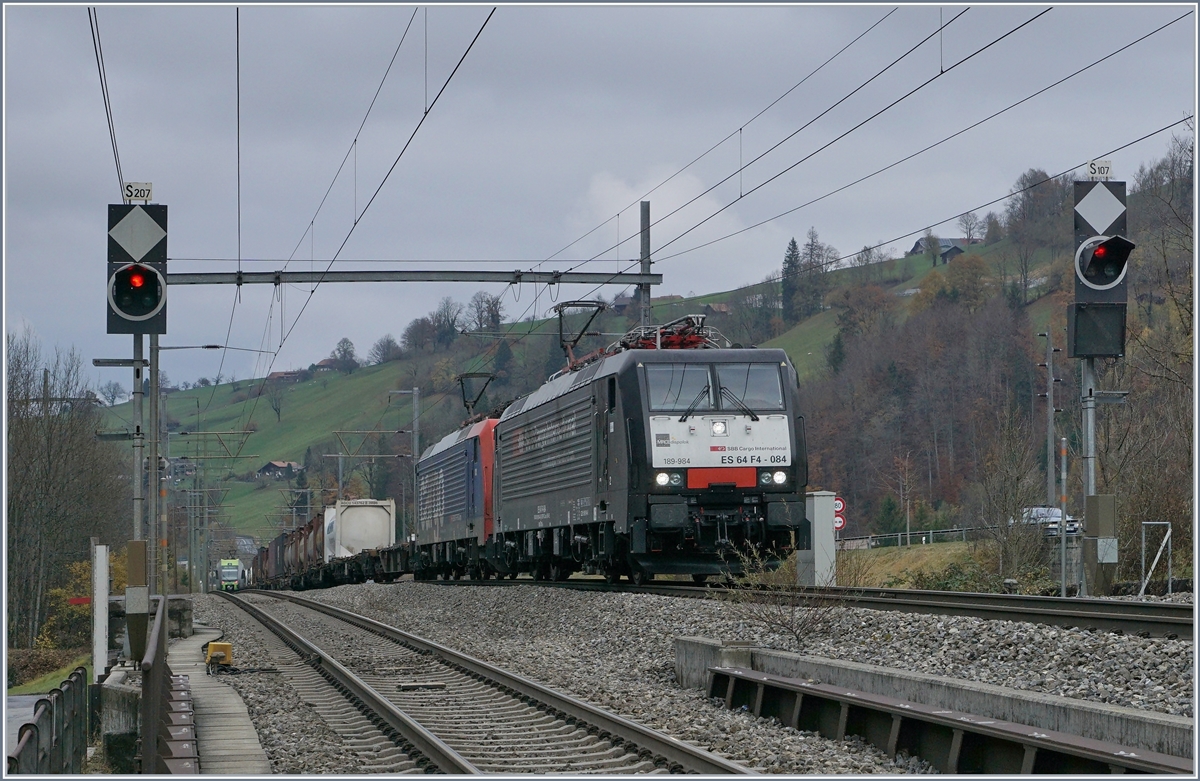 Die an die SBB International vermietete  189 984 und die Re 474 009 erreichen mit einen nach Süden fahrenden Güterzug den Bahnhof Mülenen.
9. Nov. 2017