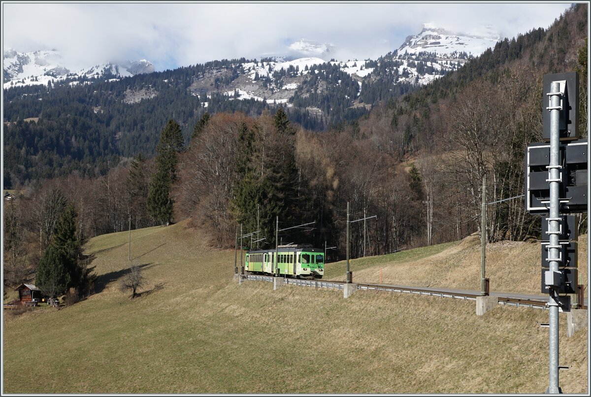 Die ASD Züge von Aigle nach Les Diablerets (und umgekehrt) befahren jeweils den kurzen Streckenabschnitt von Les Planches nach Le Sépey zweimal, d.h. in Le Sépey wird die Fahrrichtung gewechselt und der Zug fährt nach Les Planchens zurück wo er dann nach Aigle oder Les Diablerets weiterfährt. Somit ist hier die Zugsdichte doppelt so gross wie auf anderen Streckenabschnitten. Die drei Bild zeigen einen ASD Regionalzug der mit je einem BDe 4/4 am Zugschluss und der Spitze und einem Bt in der Mitte auf dem oben erwähnten Streckenabschnitt unterwegs ist.
Rechts im Bild ist das Einfahrsignal von Les Planches zu erkennen. 

17. Februar 2024