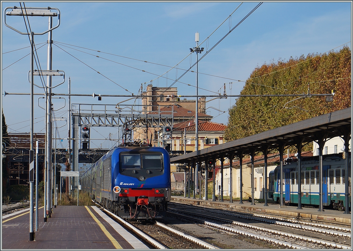 Die attrakiv gefärbte FS E 464 681 mit passenden Wagen verlässt Lucca Richtung Viareggio.
12. Nov. 2015