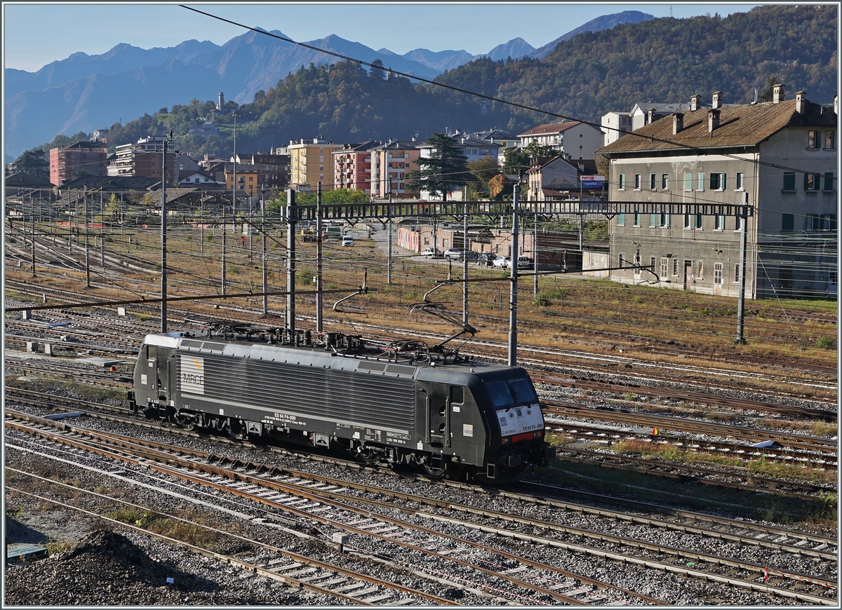 Die aus Richtung Brig gekommene E 189 999-6 / ES 64 F4 099 (UIC 91 80 6189 999-6 D-DISPO Class 189VE) Domodossola auf der Güterzugsumfahrungsstrecke auf dem Weg nach Domo II. 

28. Oktober 2021