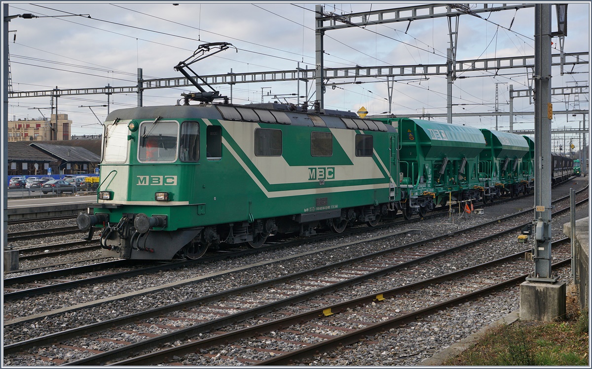 Die BAM Re 4/4 II (UIC 91 85 4420 506 8 CH MBC) manöveriert nun ihren leeren Zug aus Gland auf die frei geworden Rollbockgrube.
22. Feb. 2017