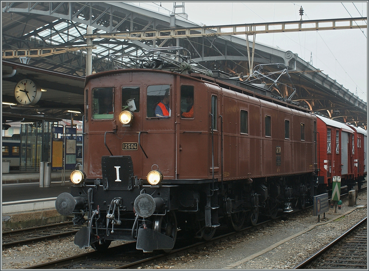 Die Be 4/7 12504 mit zwei G�terwagen in Lausanne. Baujahr 1922; mit einem Gewicht 111 Tonnen leist die Lok max 2400 PS und kann bis zu 80 km/h schnell fahren. 
13. Jan. 2009