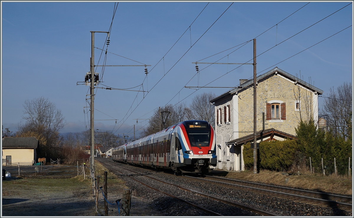 Die beiden SBB LEX RABe 522 229 und 226 sind als Léman Express SL2 23416 von Annemasse nach Annecy unterwegs und fahren durch die (Dienst)-Station St-Laurent. 

12. Februar 2022