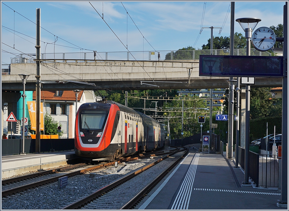 Die beiden SBB Twindexx RABDe 502 010-3 (Ville de Genève) und RABe 502 212-9 sind bei La Conversion auf dem Weg nach Genève-Aéroport

14. Juli 2020