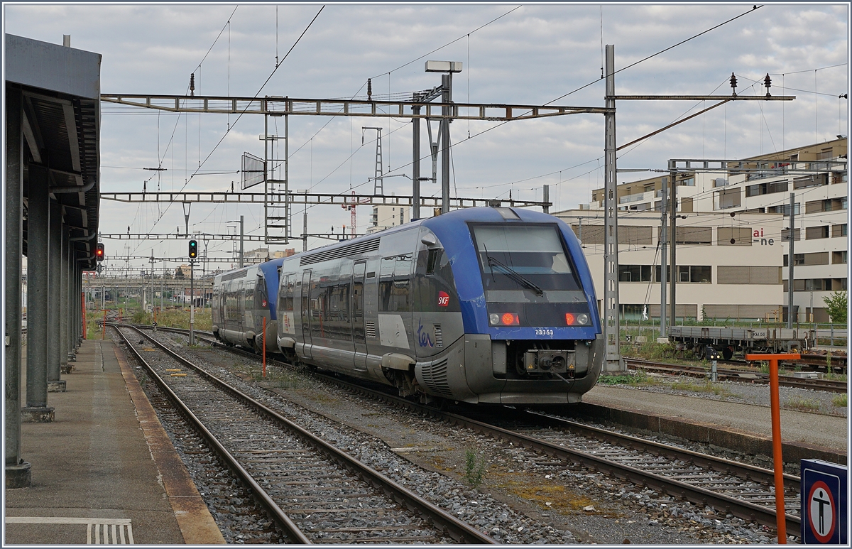 Die beiden SNCF X 73752 und 73753 verlassen La Chaux-de-Fonds als TER 18108 in Richtung Besançon-Viotte. 

12. August 2020