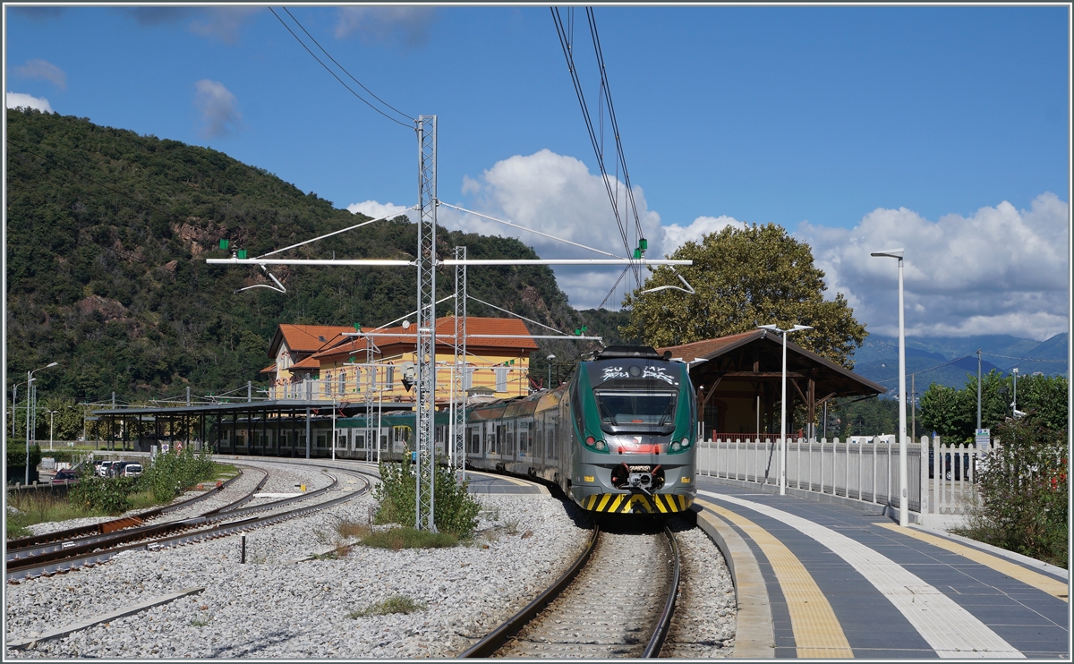 Die beiden Trenord ETR 425 032 und 033 sind in Porto Ceresio eingetroffen und werden in gut einer halben Stunde nach Milano Porta Garibaldi zurück fahren.

21. Sept. 2021