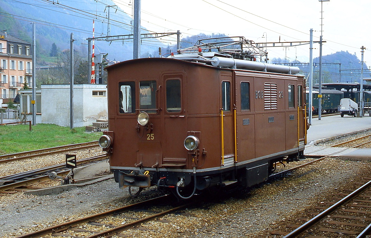 Die bestens gepflegte HGe 3/3 25 der BOB ist im Mai 1981 in Interlaken Ost abgestellt