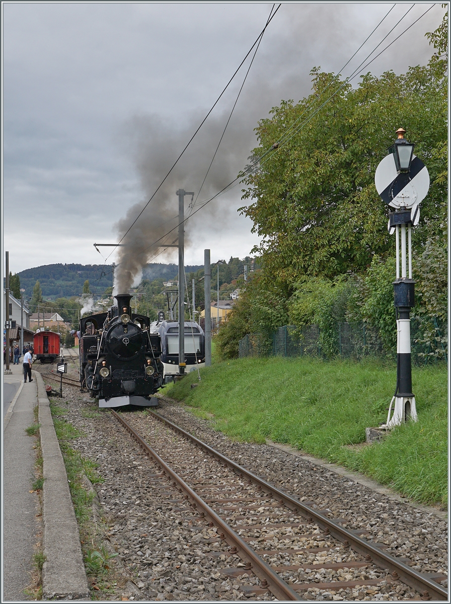 Die BFD HG 3/4 N° 3 der Blonay Chamby Bahn rangiert in Blonay, um ihren Dampfzug wieder nach Chaulin zurück zu ziehen; wobei das eigentliche Motiv das rechts im Bild stehend B-C Ausfahrt ist - ein Hippsche Wendescheibe.

4. Oktober 2025