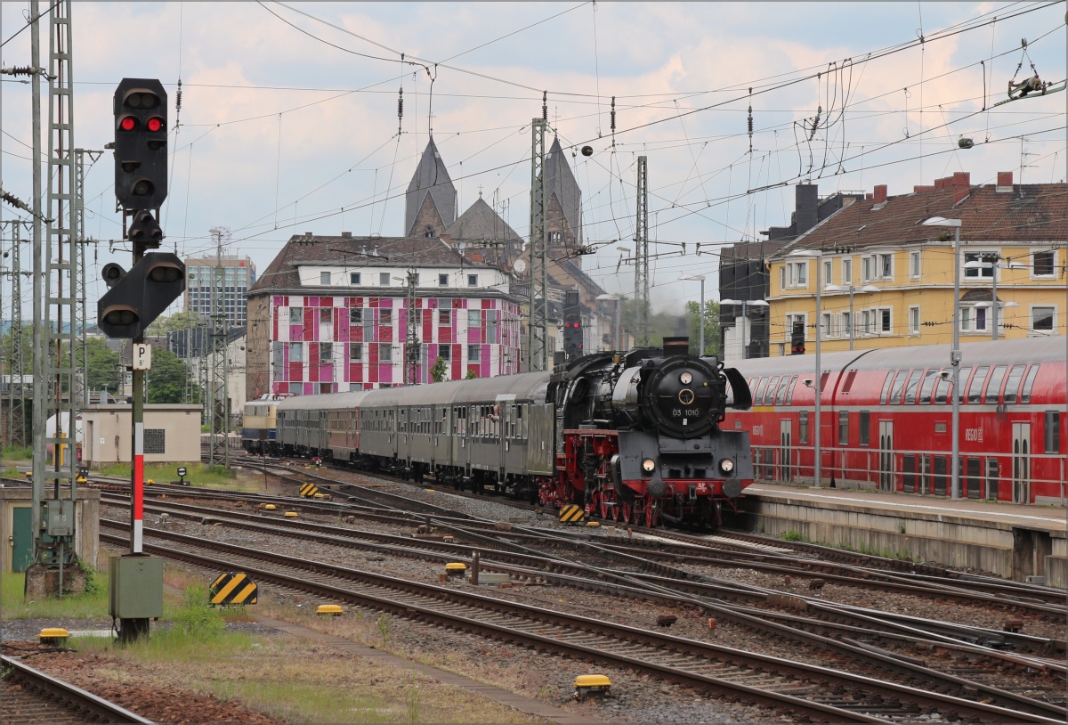 Die Bielefelder Eisenbahnfreunde waren am 18.05.19 mit 03 1010 von Hannover nach Koblenz unterwegs. Hier bei der Einfahrt in den Koblenzer Hbf. 