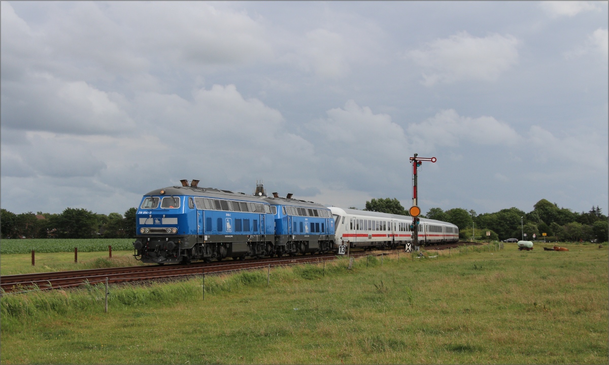 Die blauen Leihloks von Press in Form von 218 054 und 218 055 wurden am 28.06.2020 mit einem IC in Richtung Westerland in Lindholm abgepasst.
