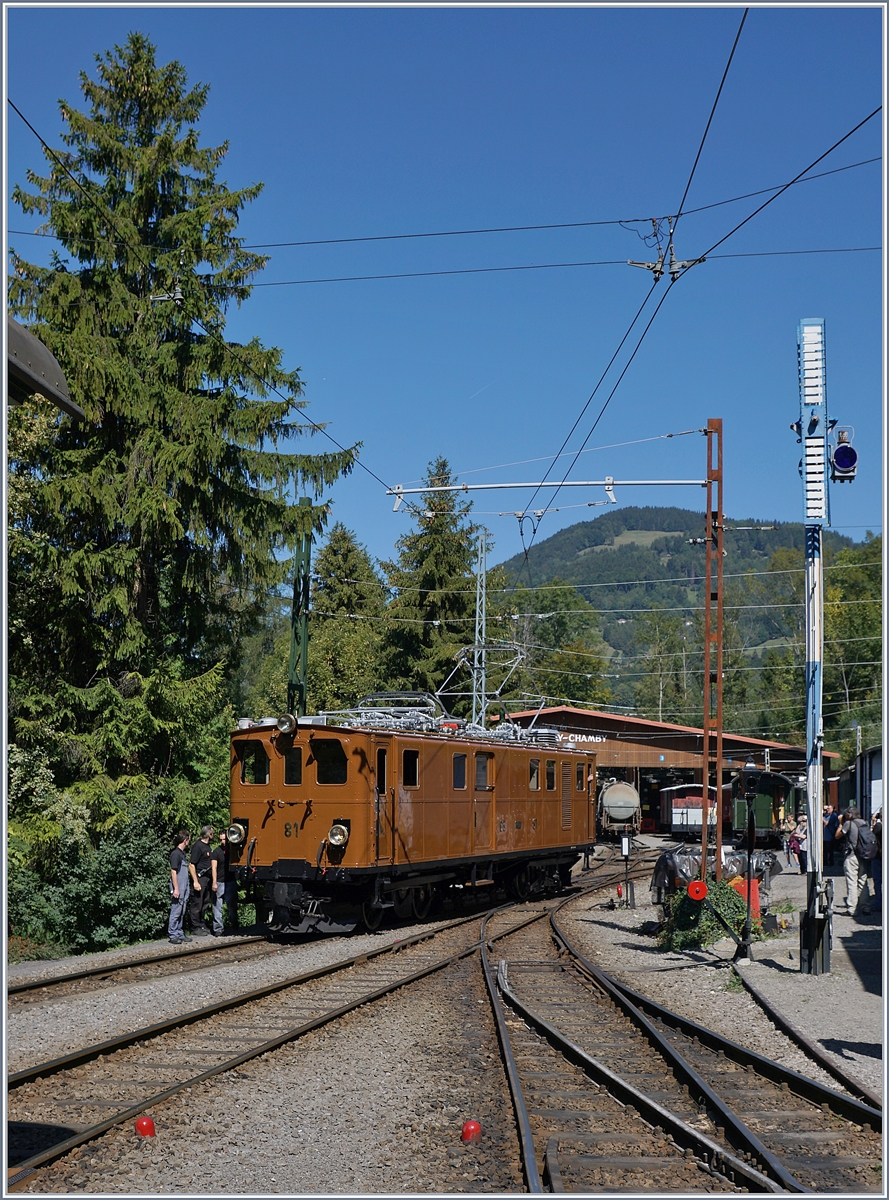 Die Blonay Chamby Bernina Bahn Ge 4/4 81 rangiet in Chaulin. 

9. Sept. 2018