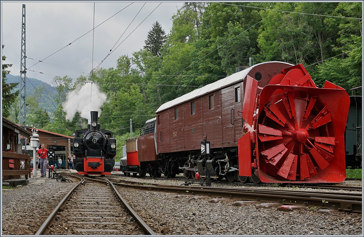 Die Blonay-Chamby G 2x 2/2 105 rangiert in Chaulin, rechts im Bild die selbstfahrende Bernina Bahn Dampfschneeschleuder Xrot d 1056. 

13. Juni 2020