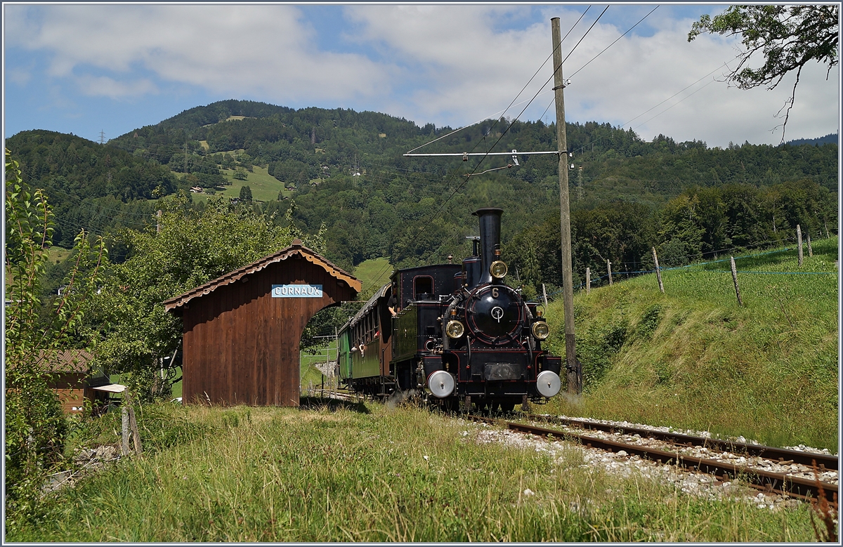 Die Blonay-Chamby G 3/3 N° 6 fährt mit ihrem Dampfzug au der Fahrt nach Chaulin bei der Station Cornaux vorbei.

11. August 2019