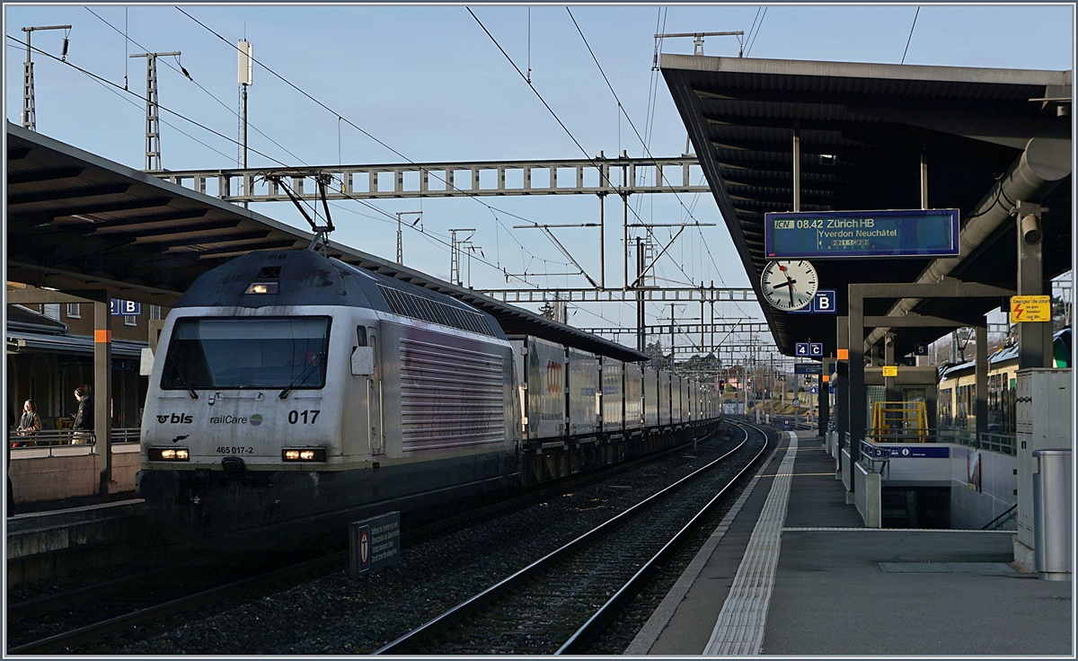 Die BLS 465 017 unterwegs für Rail-Care bei der Durchfahrt in Morges.
3. März 2017